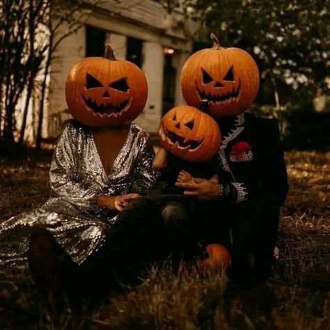 Pumpkin Witchcraft, Diy Pumpkin Carving, Fall Photoshoot Family, Pumpkin Patch Photoshoot, Pumpkin Family, Christian Fall, Creepy Costumes, Pumpkin Pictures, Cute Halloween Makeup