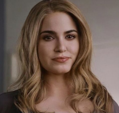 Rosalie Hale Breaking Dawn, Rosalie Hale Icons, Twilight Rosalie, Blonde Vampire, Rosalie Twilight, Rosalie Cullen, Twilight Dr, Twilight Renesmee, Rosalie Hale