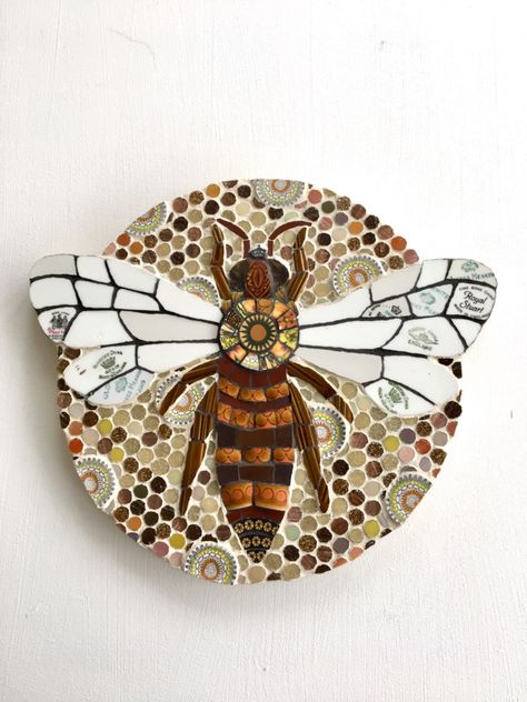 Mosaic Insects, Upcycled Christmas Crafts, Bee Mosaic, Mosaic Art Inspiration, Glass Mosaic Diy, Animal Mosaic, Mosaics Ideas, Bee Things, Upcycled Christmas