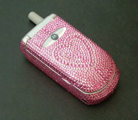 2000s Phone Aesthetic, 2000s Technology, Juicy Couture Aesthetic, Burner Phone, Y2k Prints, 2000s Phone, Bedazzled Things, Flip Phone Aesthetic, Pink Brunette