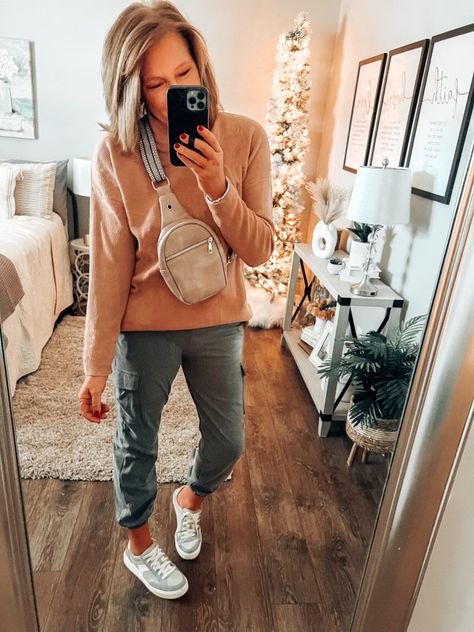 Women Joggers Outfit Winter, Fashion Outfits Women Over 40 Over 50, Womens Joggers Outfit Casual, Dressy Joggers Outfit, Cute Jogger Outfits Winter, Dress Up Joggers Outfits, Khaki Joggers Outfit Women, Cute Jogger Outfits, Joggers Outfit Women Work