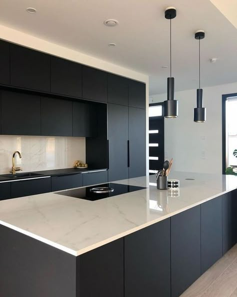 White Marble Kitchen Island, Black Kitchen Design, Marble Kitchen Island, Matte Black Kitchen, White Marble Kitchen, Interior Boho, Bloxburg Modern, Kabinet Dapur, Modern Kitchen Design Luxury 2020