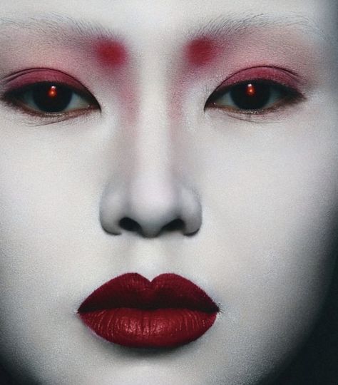 Chinese Doll Makeup, Geisha Inspired Makeup, Geisha Halloween Makeup, Japanese Face Paint, Kumadori Makeup, Geisha Makeup Modern, Geisha Aesthetic, Cyberpunk Geisha, Makeup Texture