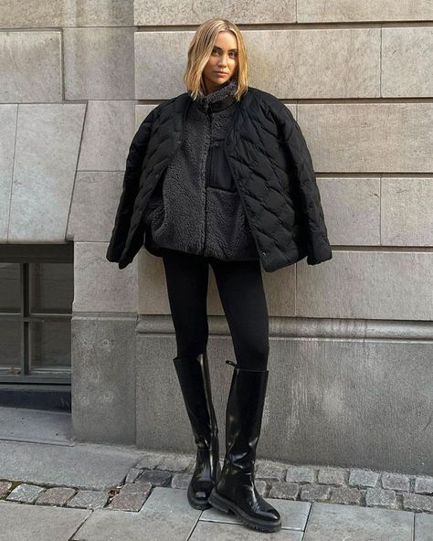 Black Rainboots Outfit, Rainboots Outfit Winter, Black Rain Boots Outfit, Rain Boots Outfit Fall, Raining Outfit, Quilted Jacket Outfit, Rainboots Outfit, Lisa Olsson, Rain Boot Outfit