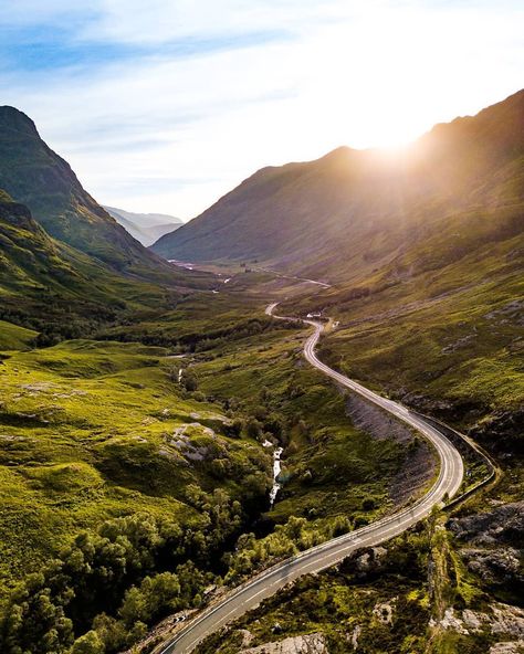 It's no surprise the route through #GlenCoe is one of the most famous driving roads in #Scotland A82, Glen Coe, #Highlands IG/tomcochranepic.twitter.com/ilbdQ3v5VV Scotland Road Trip, Glen Coe, Virtual Travel, Scotland Highlands, Visit Scotland, Drive Through, England And Scotland, Snow Scenes, Group Travel