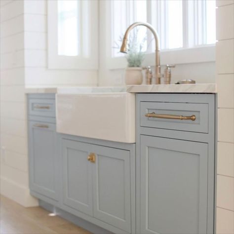 The 36" Austen is designed with the classic functionality of an apron-front farmhouse sink with a wide, open basin and ample surface space for stacking dishes, filling pots and pans, and preparing your family’s food. Click link to see more about this HUGE sink! White Apron Sink, Porcelain Kitchen Sink, White Farmhouse Sink, Apron Front Kitchen Sink, Fireclay Farmhouse Sink, Kitchen Sink Stainless Steel, Apron Sink Kitchen, Farmhouse Apron, Apron Sink