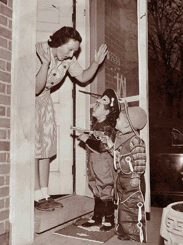 +~+~ Vintage Photograph ~+~+ Trick or Treat! Vintage Australia, Vintage Halloween Photos, Vintage Halloween Costume, Halloween Photos, Trick Or Treater, Photo Vintage, Halloween Trick Or Treat, Halloween Pictures, Halloween Hacks