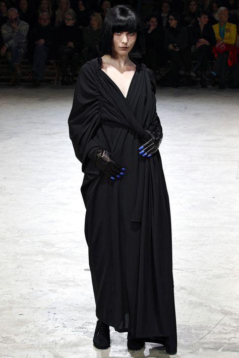 Yoji Yamamoto, Japanese Fashion Designers, Blue Tips, Black Gloves, Mind's Eye, Style Noir, Fashion Black, Yohji Yamamoto, Dark Fashion