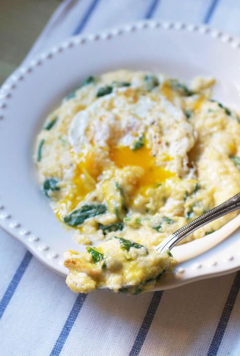 Cheese grits with spinach and fried eggs Grits And Eggs, How To Cook Grits, Savory Recipe, Cheesy Grits, Grits Recipe, Fried Eggs, Cereal Recipes, Quick Cooking, Grits