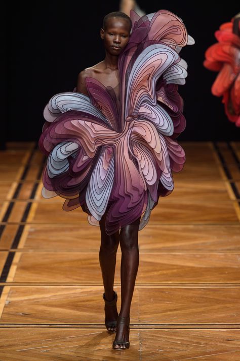 Iris van Herpen Spring 2019 Couture Collection - Vogue Modern Avant Garde Fashion, Iris Van Herpen Couture, Crazy Fashion, 2019 Couture, Sculptural Fashion, Chanel Resort, Internal Organs, Collection Couture, Paris Couture