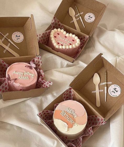 Cake Pop Packaging Ideas, Small Home Bakery, Pastries Packaging, Cake Workshop, Healthy Dinner Recipes Crockpot, Cookies Box, Bento Cakes, Mini Torte, Tiny Cakes