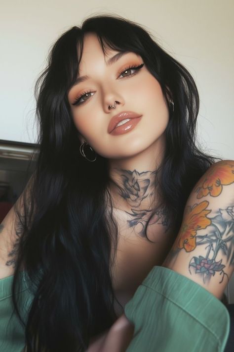 Tattooed Brunette Woman, Dark Hair Tattoo Women, Tattooed Woman Aesthetic, Shoulder Tattoos For Women Black, Black Goth Hair, Black Hair Grunge, Alt Latina, Dark Beauty Photography, Tattooed Women