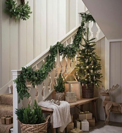 Christmas Hallway, Christmas Staircase Decor, Christmas Stairs, Christmas Decor Trends, Christmas Staircase, Staircase Decor, Christmas Decor Inspiration, Christmas Interiors, Xmas Decor