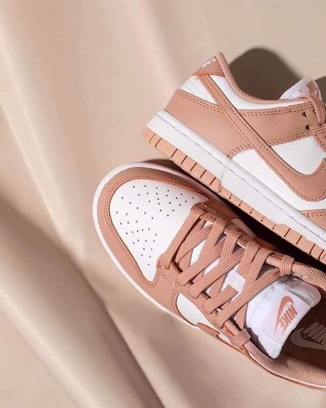 Nike Dunk Low Rose Whisper, Dunk Low Rose, Nike Low Dunk, Nude Sneakers, Teen Swag Outfits, Preppy Shoes, All Nike Shoes, Men's Athletic Shoes, Tenis Nike