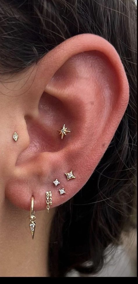 Conch Piercing Jewelry Studs, Ear Piercings Gold, Aesthetic Ear Piercings, Piercings Gold, Minimalist Ear Piercings, Piercing Inspo, Cool Ear Piercings, Pretty Ear Piercings, Cute Ear Piercings