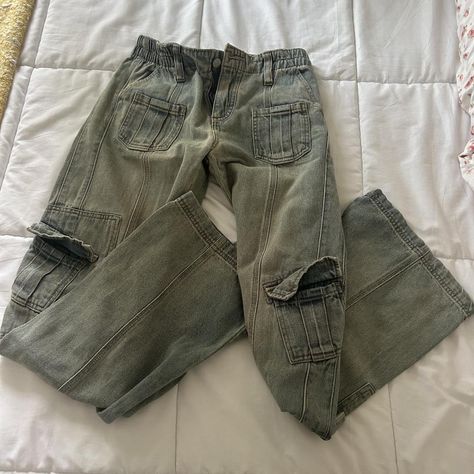 repop!! bought NWT from previous seller & they are still brand new but no tags. y2k style light wash urban outfitters BDG cargo jeans, size 25!! 

#urbanoutfittets #cargopants #baggyjeans rise #lowrisejeans #y2k street streetwear vintage tinted cargo jeans pants mom jeans dad denim soft grunge slim straight mid wash baggy oversized 90s indie boyfriend wide motel leg boho bohemian skater alt alternative grungey Indie Boyfriend, Lowrisejeans Y2k, 90s Indie, Soft Grunge, Cargo Jeans, Low Rise Jeans, Urban Outfitters Women, Baggy Jeans, Y2k Style