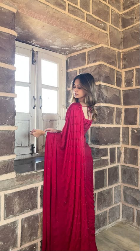 Modern Saree Photoshoot Poses, Standing Poses In Saree, Red Saare Aesthetic, Red Farewell Saree, Red Saree For Farewell, Red Saree Aesthetic, Sadi Pose, Farewell Sarees, Mom Daughter Outfits