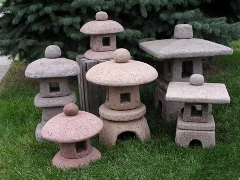 Black Cat Pottery, Japanese Garden Backyard, Japanese Garden Lanterns, Garden Bonsai Tree, Japanese Stone Lanterns, Cat Pottery, Small Japanese Garden, Japanese Garden Landscape, Japanese Lantern