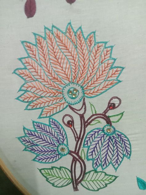 Fly Stitch Leaf Filling Design In Aari, Feather Stitch In Aari Work, Aari Feather Stitch Design, Feather Stitch Aari Design, Fly Stitch Embroidery Motifs, Feather Embroidery Design Patterns, Fly Stitch Aari Design, Feather Stitch Embroidery Motifs, Fly Embroidery Design