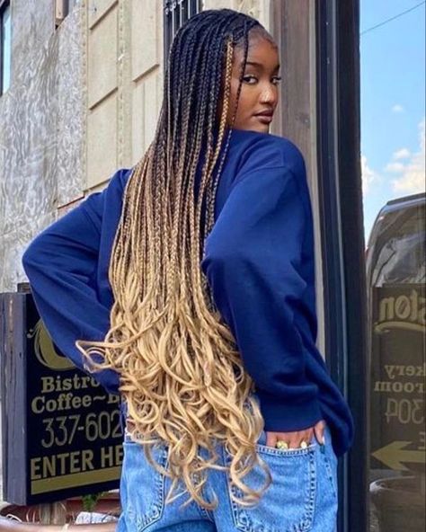 Beautiful black woman with Knotless box braids and ombré hair Box Braids With Ombre Ends, Loose End Box Braids, Blonde Ombre French Curl Braids, Summer Knotless Braids Colors, Ombré Braids With Curls, Black And Blonde Ombre Knotless Braids, Loose End Braids, Knotless Ombre Braids, Blonde Ombre Braids