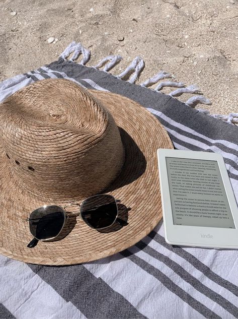 Reading Kindle Beach Aesthetic Kindle On The Beach, Kindle Beach Aesthetic, Book Beach, Beach Reads, Beach Cocktails, Summer Picture Poses, Aesthetic Books, Well Read, Pics Inspo