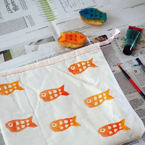 studio collectionaise on Instagram: "Potato Fish Stamping 🐟 A day after my husband's birthday, we celebrated my daughter's 4th birthday! I wanted to avoid using plastic for her party as much as possible so I decided to make my own goodie bags (party favour bags) this year. We made ours with different fabrics and my daughter made cute fish prints using the potato 🥔 stamps I carved. Hopefully the kids can reuse the bag for something else like organising their toys or carrying their snacks around Potato Print Fabric, Potato Stamping, Diy Potato Stamp, Potato Printing Kids, Potato Stamps, Potato Printing, Fish Birthday, Potato Stamp, Potato Print