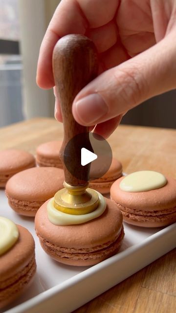 Decorate Macarons Ideas, Rose Macarons Recipe, Macarons On Cake Decoration, How To Decorate Macarons, Macarons Shapes, Macroon Ideas, Macaron Decoration Ideas, Macaroon Flavors, Decorated Macarons