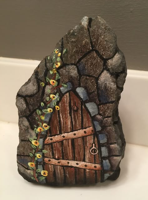 Fairy Door Painted Rock Painted Rock Ideas Creative, Fairy Doors Painted Rocks, Painted Rock Fairy Garden, Rock Painting Fairy Doors, Painted Fairy Doors On Rocks, Painted Houses On Rocks, Rock Painting Welcome Signs, Fairy Door Painting Ideas, Painted Rocks Fairy Houses