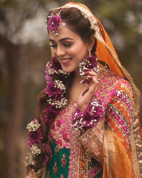 Photo Courtesy- Chaarbhai  #floraljewellery #weddingjewellery #jewellery #jewellerygoals #instajewellery #bridetobe #bridegoals #bridalbeauty #bridaldiaries #indianbrides #love #florals #bridesofinstagram Bridal Floral Jewellery, Flower Jewellery For Mehndi, Fresh Flower Jewelry, Flower Jewelry Designs, Wedding Flower Jewelry, Pakistani Bridal Makeup, Mehndi Dress, Bride Floral, Stylish Wedding Dresses