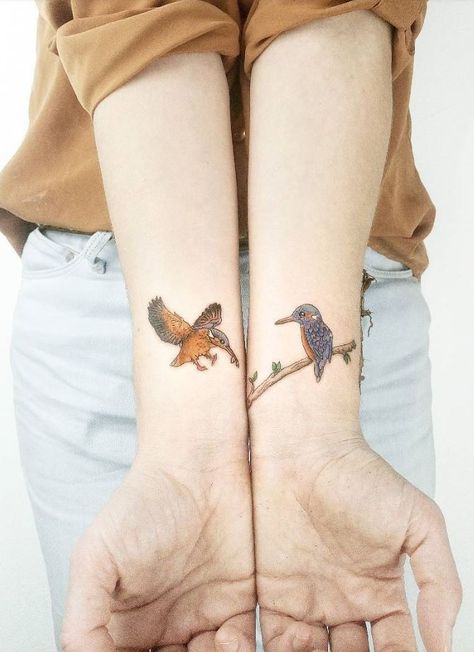 Tiny tattoos Kingfisher Tattoo, Tattoo Birds, Small Colorful Tattoos, Vogel Tattoo, Colorful Tattoos, Couple Tattoos Unique, Small Tattoos Simple, Bff Tattoos, Gaming Tattoo