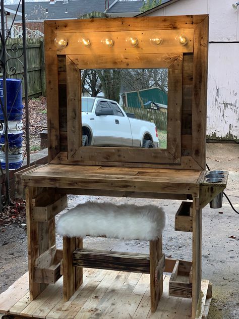 Western Makeup Stand, Pallet Wood Makeup Vanity, Country Makeup Vanity, Country Style Vanity, Diy Wood Room Decor, Diy Make Up Vanity Wood, Homemade Wooden Makeup Vanity, Handmade Vanity Ideas, Western Makeup Organizer