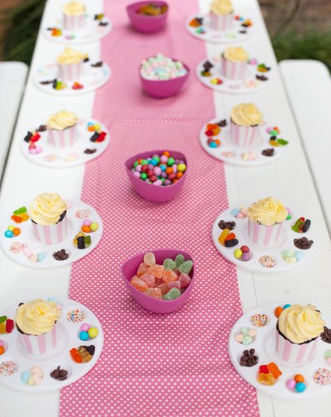 Super pretty and super chic bake shoppe party ideas, for little girls who luuuurve to bake! #bakeshoppe #girlsparty Cupcake Party Theme, Baking Birthday Parties, Cupcake Decorating Party, Party Theme Ideas, Cupcake Birthday Party, Chef Party, Art Birthday Party, Baking Party, Flamingo Party