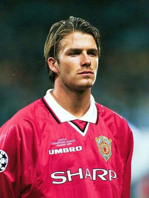 David Beckham 90s, David Beckham Soccer, David Beckham Manchester United, Neymar Pic, David Beckham Hairstyle, Posh And Becks, David Beckham Style, Football Champions, Bend It Like Beckham