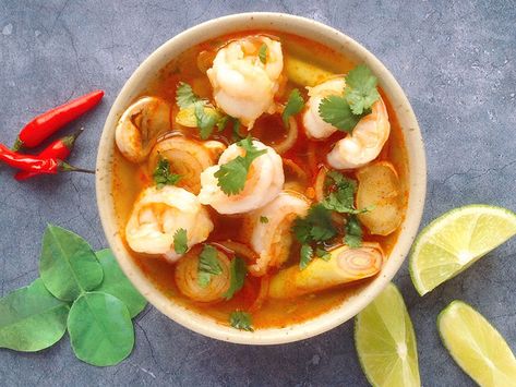 Dining at a Thai restaurant is incomplete without a bowl of Tom Yam soup. The warm, spicy and sour flavor is a great appetizer before the main dish. Tom Yam Soup Recipe, Tom Yam Goong, Thai Cuisine Recipes, Tom Yam Soup, Yam Soup, Popular Thai Dishes, Prawn Soup, Tom Yum Goong, Tom Yum Paste