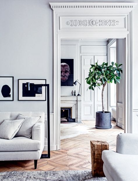 regardsetmaisons: Un sublime appartement lyonnais Modern French Apartment, White Apartment, French Apartment, Apartment Aesthetic, Parisian Apartment, Style Deco, Scandinavian Home, A Living Room, The Room