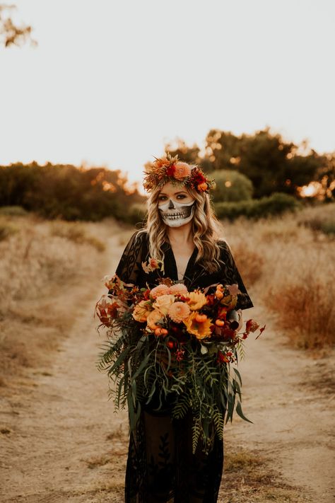 Fall Engagement Shoots, Skull Face Paint, Skeleton Makeup, Wedding Venue Inspiration, Halloween Photoshoot, Skull Face, Fantasias Halloween, Halloween Make Up, Corpse Bride