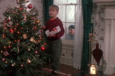 Freeform's Kickoff To Christmas Schedule Is Full Of Holiday Classics Home Alone 1990, Home Alone Movie, Home Alone Christmas, Christmas Background Images, Christmas Program, Christmas Collage, Fun Christmas Decorations, Grinch Stole Christmas, Wallpaper Iphone Christmas