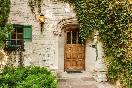 Your front door not only serves as the entrance to your house, but also as a statement of your personal style. Browse photos of welcoming front doors and get inspired to liven up your own entryway. English Cottage Front Door, Nice Front Doors, Painting Wood Doors, Exterior Design Brick, Window Mullions, Wreaths Front Doors, Sidewalk Edging, Brick Door, Exterior Color Palettes