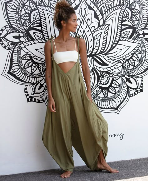 Pantalon Thai, Summer Outfit Accessories, Clothes Combination, Prego Outfits, Boho Festival Outfit, Trip To Bali, Unusual Clothes, Black And Khaki, Yoga Dress