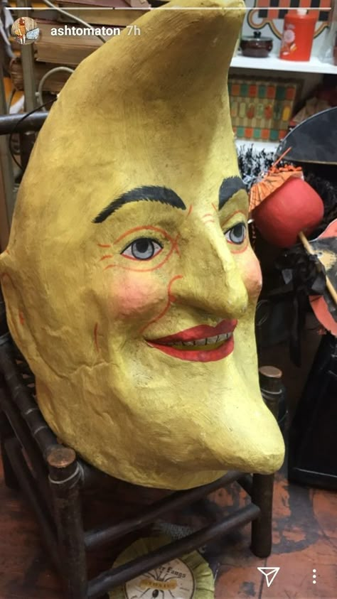 Big Head Paper Mache Projects, Paper Mache Costume Head, Paper Mache Halloween Mask, Paper Mache Costume, Paper Mache Masks, Paper Mache Head, Cardboard Mask, Paper Mache Mask, Paper Mache Projects