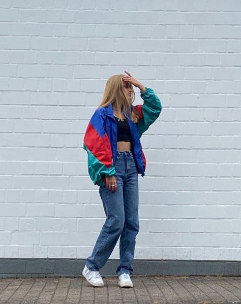 Colorful Windbreaker Outfit, Windbreaker Street Style, Retro Windbreaker Outfit, 90s Windbreaker Outfit Women, 80s Jacket Outfit, Windbreaker Outfit Ideas, 90s Windbreaker Outfit, Vintage Windbreaker Outfit, 80s Windbreaker Outfit