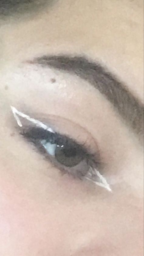 Euphoria White Eyeliner, White Angel Makeup Aesthetic, White Pencil Liner Makeup Looks, Simple White Graphic Liner, White Eyepencil Eye, White Liquid Eyeliner Looks, White Eyeliner Makeup Simple, White Eyeliner Hooded Eyes, Prom Makeup White