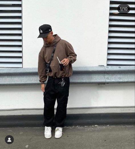 Cargo Streetwear Outfit Men, Essentials Pants Outfit, Black Cargos Fits, Men Streetwear Winter, Black Cargos Outfit, Streetwear Men Outfits Inspiration, Black Cargo Outfit, Cold Winter Outfits Men, Winter Streetwear Men