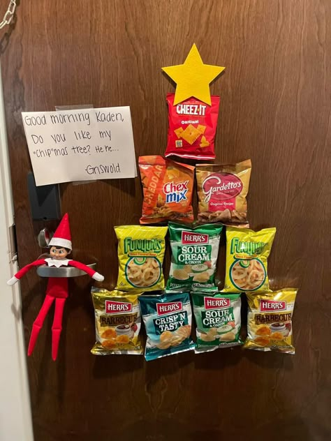 Elf On The Shelf Easy, Napkin Folding Ideas, Funny Elf On The Shelf, Thanksgiving Aesthetic, Elf Ideas Easy, Paper Napkin Folding, Elf Games, Napkin Folds, Elf Tree