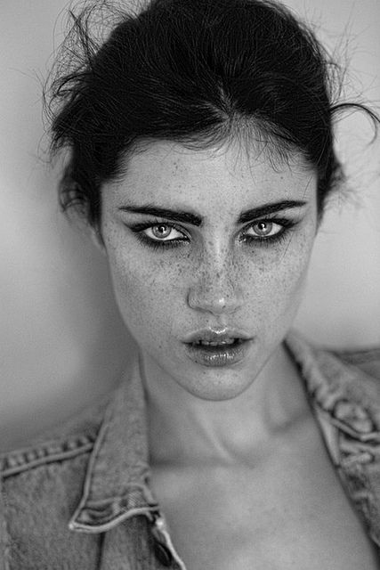 Models With Freckles, Beautiful Freckles, Female Character Inspiration, Female Portraits, Black And White Portraits, Chiaroscuro, Portrait Inspiration, White Photo, Female Portrait