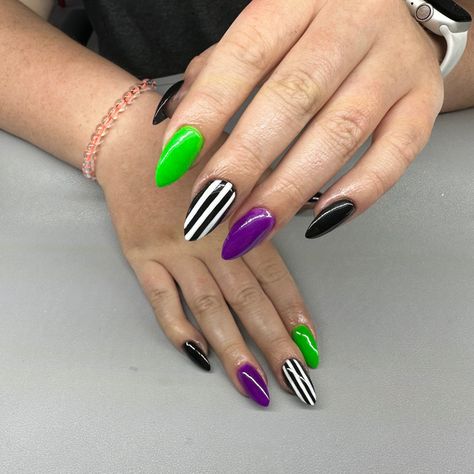 90s Pedicure Designs, Bettle Juice Nail Ideas Short, Bettle Juice Nail Designs, Simple Bettle Juice Nails, Black Green And Purple Halloween Nails, Beetlejuice Gel Nails, Joker Nails Designs Simple, Beetlejuice Nails Square, Beetlejuice Acrylic Nails