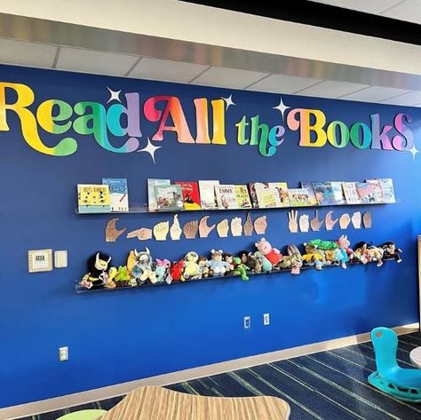 Classroom Wall Ideas, Decorations For School, Preschool Construction, Colorful Bulletin Boards, Reading Display, Rainbow Library, School Library Displays, Library Signs, Classroom Wall Decor