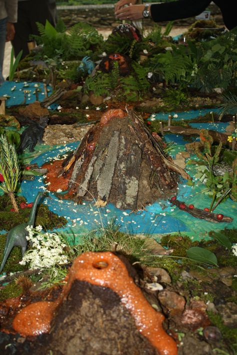 Il y  a quelques années , au cours d’une classe verte , nous avions réalisé cette activité : Création d’une grande maquette avec plusieurs volcans . La maquette stimule les représentations mentales et la collaboration :  les élèves échangent , développent leur imagination et la structuration de l’espace . Voici des photos : J’avais utilisé … Volcano Projects, Dinosaur Activities Preschool, Summertime Crafts, Children's Games, Dinosaur Activities, Educational Activities For Kids, Childrens Games, School Art Projects, Volcano