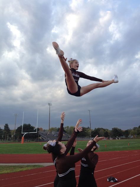 Cheer, stunts Cheer Athletics Cheetahs, Cheerleading Poses, Basket Toss, Cheer Hacks, Sideline Cheer, High School Cheerleading, Cheerleading Cheers, Varsity Cheer, School Cheerleading