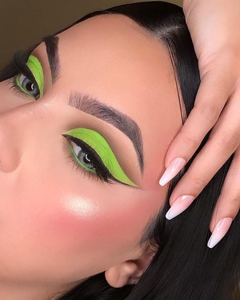 Green Neon Makeup Looks, Bright Green Makeup, Neon Green Makeup Looks, Lime Green Eyeshadow Looks, Sliver Eyeshadow, Lime Green Makeup Look, Neon Green Eye Makeup, Neon Green Eyeliner, Neon Green Eyeshadow